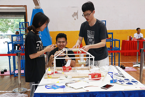 参赛小组成员合作完成模型制作 ky开元集团宣传部 隋明潓 摄0.jpg